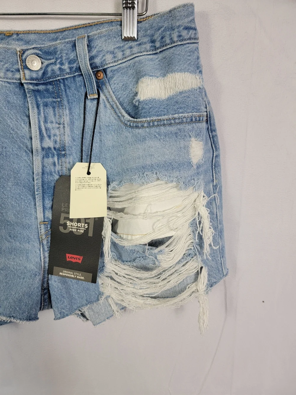 Women's NWT Size 32 Levi's High Rise Distressed Denim Shorts